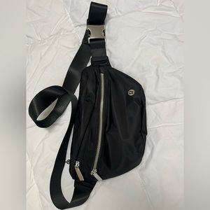 Lululemon belt/fany purse like new - used for a week only